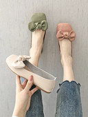 Modern női cipő lapos talppal és szalaggal