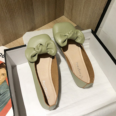 Modern női cipő lapos talppal és szalaggal