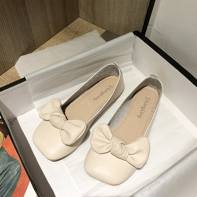 Modern női cipő lapos talppal és szalaggal