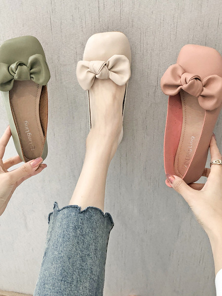 Modern női cipő lapos talppal és szalaggal