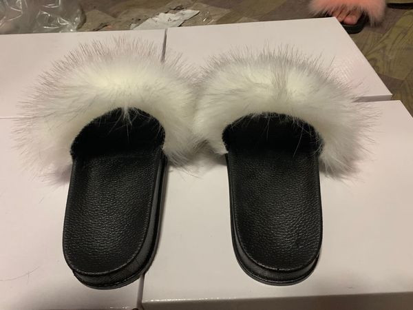 Modern női papucs lapos talppal és pehellyel