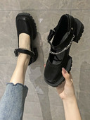 Modern női cipő durva talppal, fém lánccal