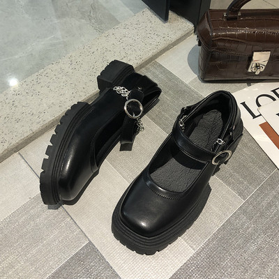 Modern női cipő durva talppal, fém lánccal