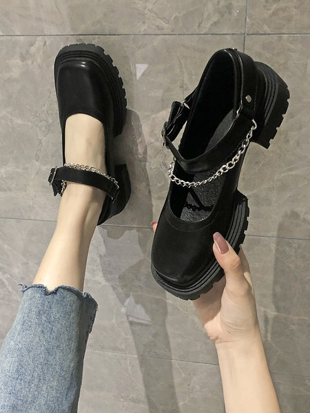 Modern női cipő durva talppal, fém lánccal