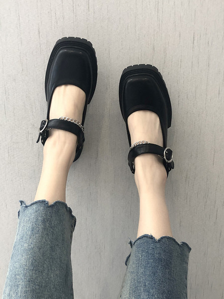 Modern női cipő durva talppal, fém lánccal