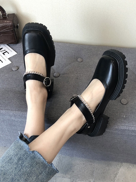 Modern női cipő durva talppal, fém lánccal