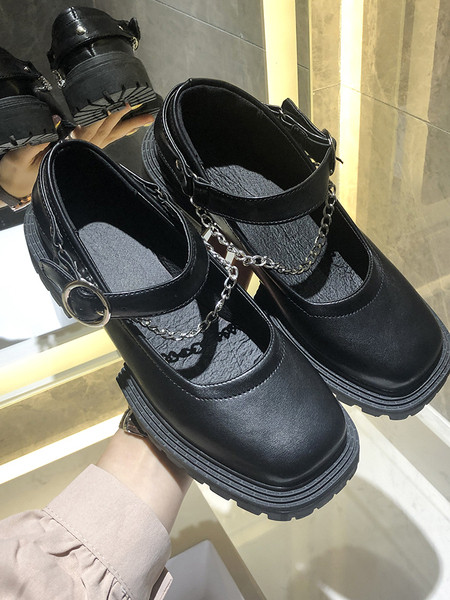 Modern női cipő durva talppal, fém lánccal