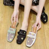 Moodsad tikandite ja kivikestega naiste sussid