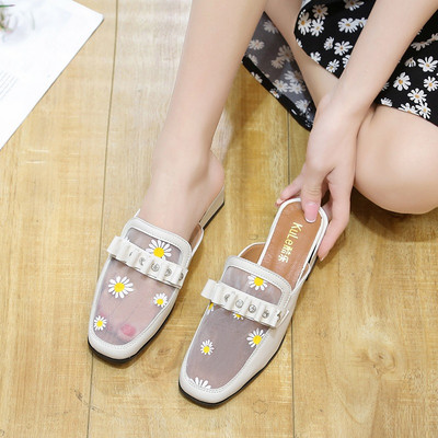 Moodsad tikandite ja kivikestega naiste sussid