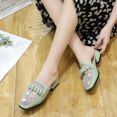 Moodsad tikandite ja kivikestega naiste sussid