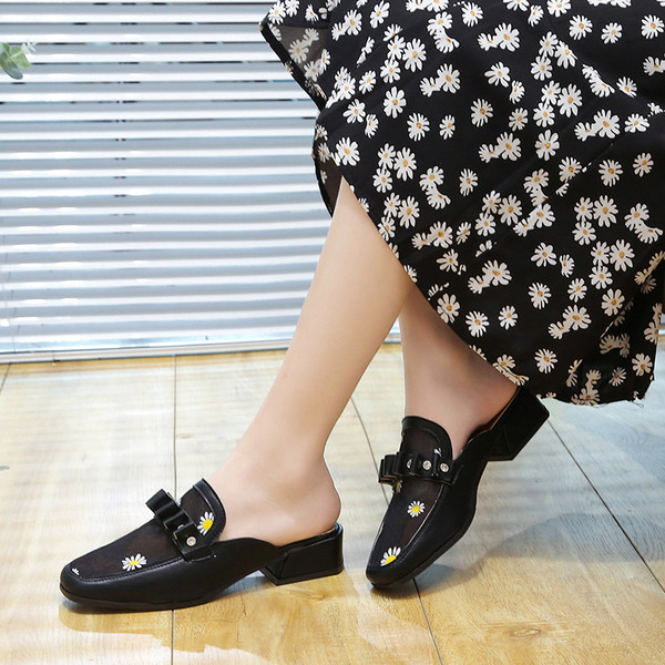 Moodsad tikandite ja kivikestega naiste sussid