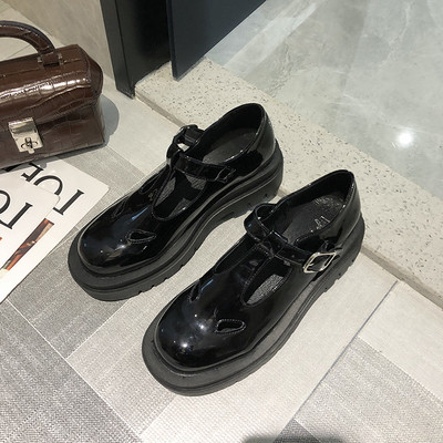 Öko bőrből készült, magas talpú női cipő új modellje