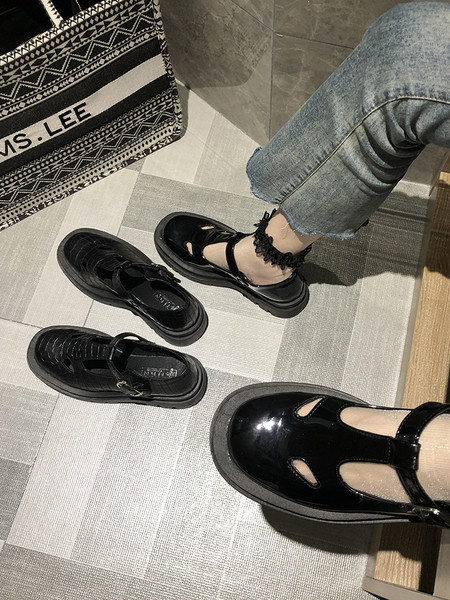 Öko bőrből készült, magas talpú női cipő új modellje