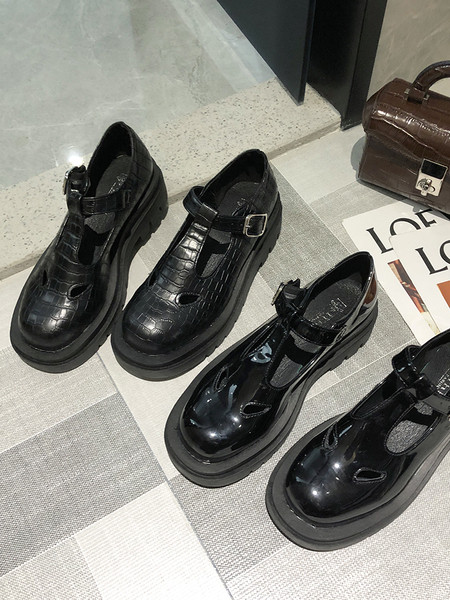 Öko bőrből készült, magas talpú női cipő új modellje