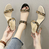 Elegáns női papucs sarokkal és kövekkel