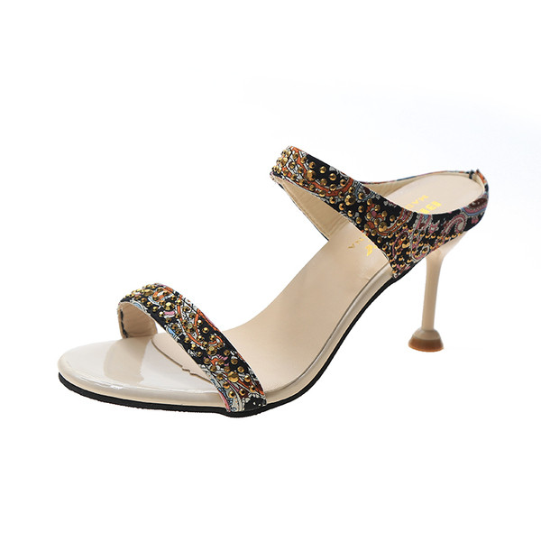 Elegáns női papucs sarokkal és kövekkel