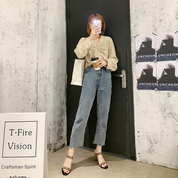 Elegáns női papucs sarokkal és kövekkel