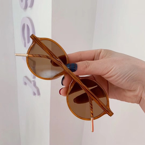 Moderne okrugle sunčane naočale u smeđoj boji