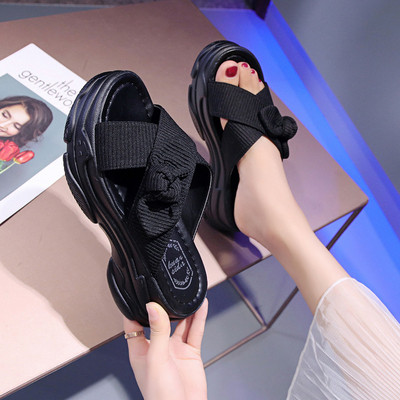 Női papucs durva talppal és szalaggal