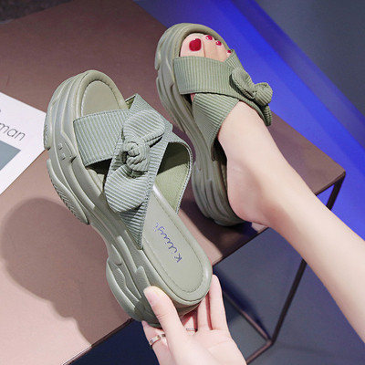 Női papucs durva talppal és szalaggal