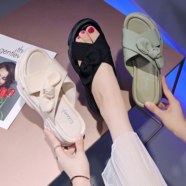 Női papucs durva talppal és szalaggal