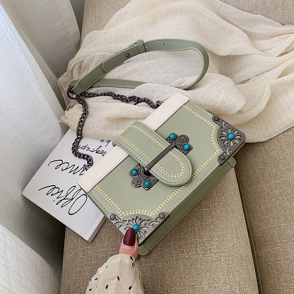 Eko bőrből készült stílusos női táska csattal