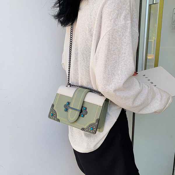 Eko bőrből készült stílusos női táska csattal