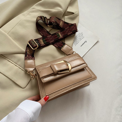 Alkalmi női táska csattal és széles fogantyúval