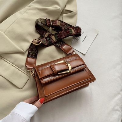 Alkalmi női táska csattal és széles fogantyúval