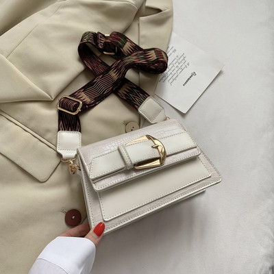 Alkalmi női táska csattal és széles fogantyúval