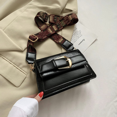 Alkalmi női táska csattal és széles fogantyúval