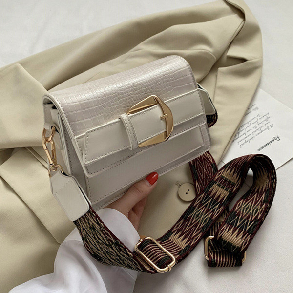 Alkalmi női táska csattal és széles fogantyúval