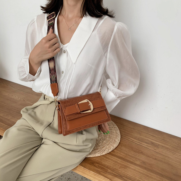 Alkalmi női táska csattal és széles fogantyúval