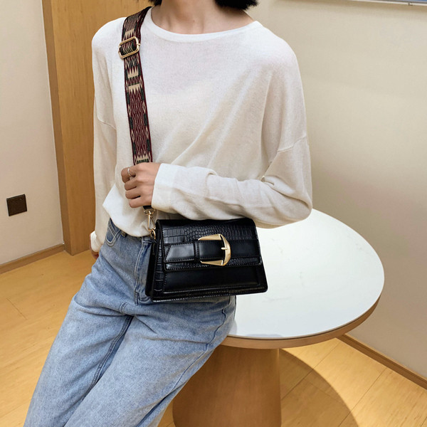 Alkalmi női táska csattal és széles fogantyúval