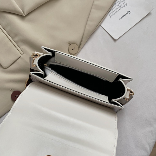 Alkalmi női táska csattal és széles fogantyúval