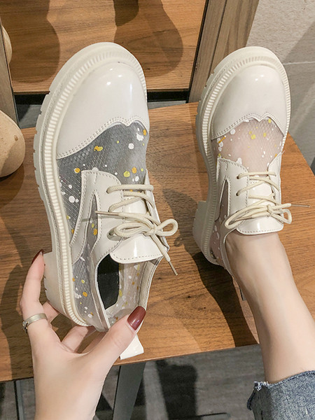 Modern légáteresztő női cipő fűzővel