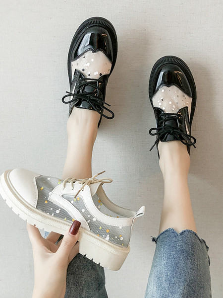 Modern légáteresztő női cipő fűzővel