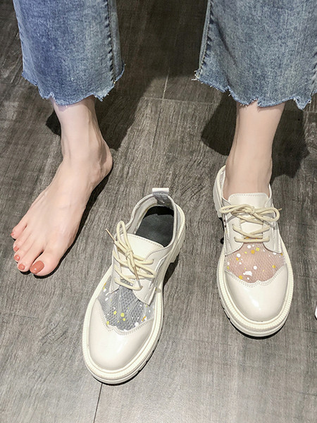 Modern légáteresztő női cipő fűzővel