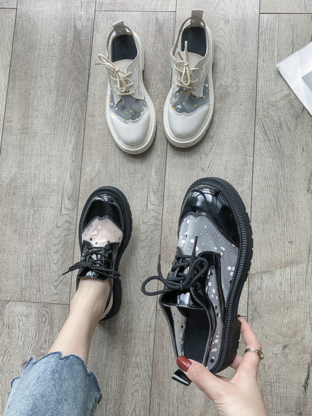 Modern légáteresztő női cipő fűzővel