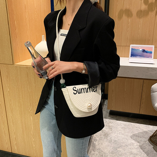 Modern női táska hosszú füllel, felirattal