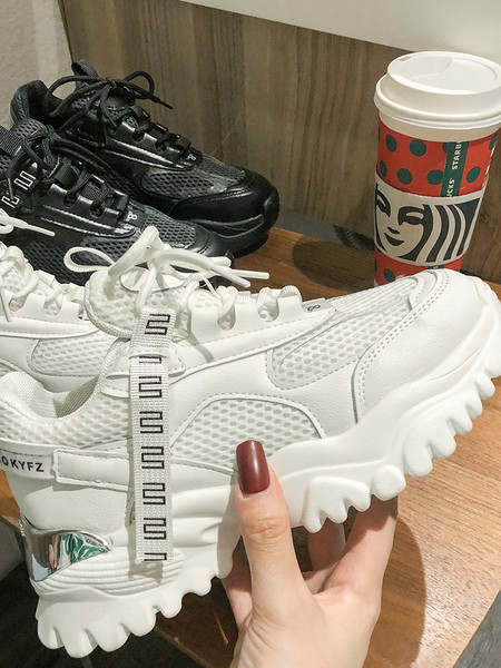 Võrgusilma ja kareda tallaga naiste sporditossud