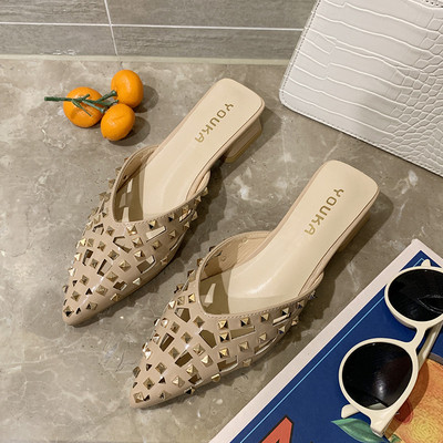 Női papucs hegyes modell fém szegecsekkel