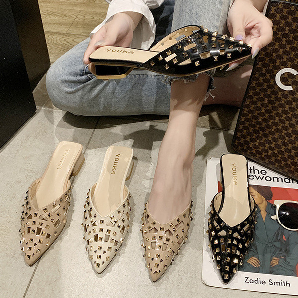 Női papucs hegyes modell fém szegecsekkel