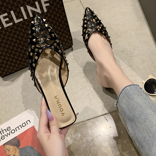 Női papucs hegyes modell fém szegecsekkel