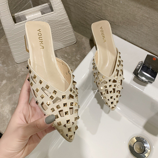 Női papucs hegyes modell fém szegecsekkel