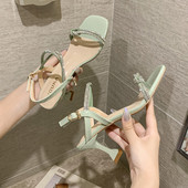 Vékony, alacsony sarkú női szandál