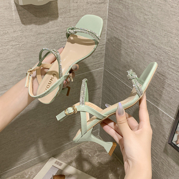 Vékony, alacsony sarkú női szandál