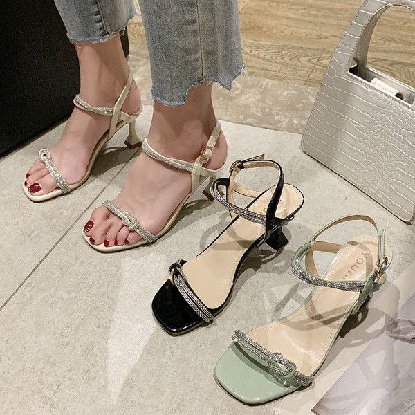 Vékony, alacsony sarkú női szandál