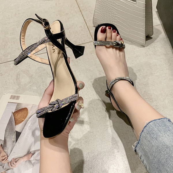 Vékony, alacsony sarkú női szandál