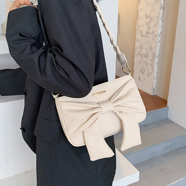 Moderna ženska torba na rame s trakom